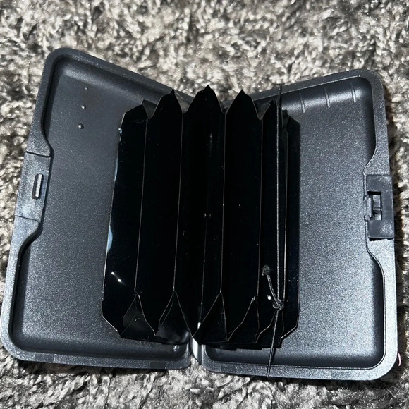 NWT Slim Metal Card Holder Case - Picture 3 of 3